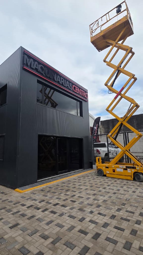 Plataforma tijera en el local de Maquinarias Centro